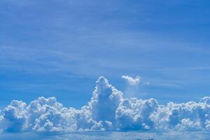 weiße Wolke am Himmel foto