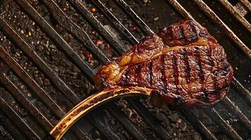 Grill gegrillt Tomahawk Steak auf Besetzung Eisen Grill Oberfläche Hintergrund Nahansicht foto