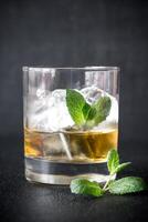 Glas von Rum auf das dunkel Hintergrund foto