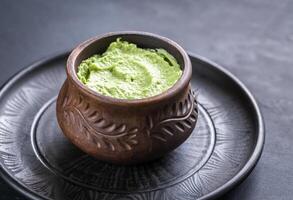 Schüssel von Guacamole Hummus foto