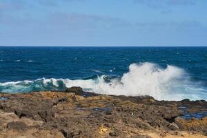 Felsen und Steine auf das Ufer von gran Canaria foto