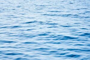 das Textur von das Wasser Oberfläche im das Schwimmbad wie ein Hintergrund. foto
