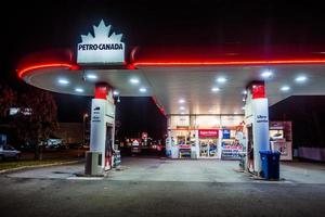 Montreal, Kanada 1. Dezember 2017. Petro Kanada Handel und Tankstelle bis spät in die Nacht beleuchtet foto