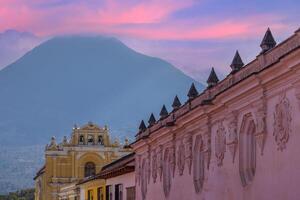 Guatemala, bunt kolonial Antigua Straßen im historisch Stadt Center Barrio historisch foto