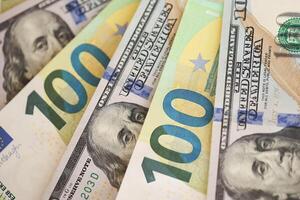 Kiew, Ukraine - - Februar 28, 2024 uns Dollar und EU Euro Geld Rechnungen im Ventilator Layout. anders Beliebt Währungen foto