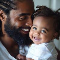 lächelnd Vater halten seine glücklich Baby beim Zuhause foto