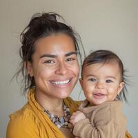 Porträt von ein lächelnd Frau halten ein glücklich Baby geeignet zum Familie oder Gesundheitswesen verwenden foto