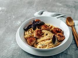 Zucchini Parmesan Fleischklößchen mit Pasta Carbonara foto