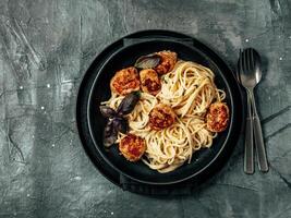 Fleischklößchen Pasta Carbonara foto