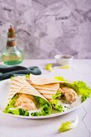 Diät gegrillt Tacos mit Hähnchen Filet, Grüner Salat auf ein Teller auf das Tabelle Vertikale Aussicht foto