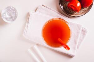 Nahansicht von modisch Tomate Martini Cocktail im ein Glas auf das Tabelle oben Aussicht foto