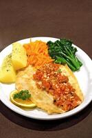 gegrillt Fisch Filet mit Tomate Soße, Brokkoli und Kartoffeln foto