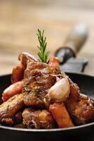porco n / a lata, klassisch Brasilianer Gericht von Schweinefleisch gebraten im ein schwenken mit Knoblauch foto