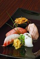 sashimi, klassisch Finger Essen von japanisch Küche foto