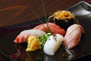 sashimi, klassisch Finger Essen von japanisch Küche foto