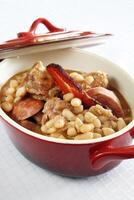 Cassoulet, klassisch Französisch Gericht mit verschiedene Fleisch und breit Bohnen foto