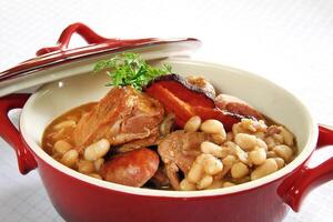 Cassoulet, klassisch Französisch Gericht mit verschiedene Fleisch und breit Bohnen foto