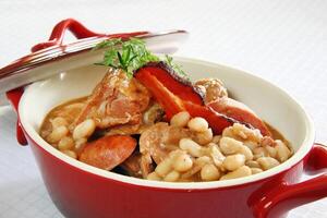 Cassoulet, klassisch Französisch Gericht mit verschiedene Fleisch und breit Bohnen foto