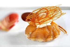 Apfel Kuchen mit Karamell Dekoration foto