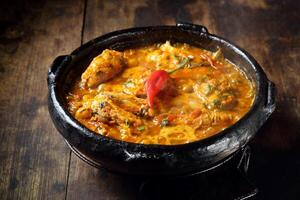 moqueca Capixaba, typisch Gericht von das Brasilianer Region mit Palme Öl und Fisch mit Pfeffer foto