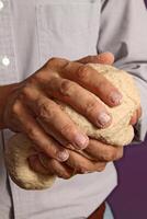 Schritt durch Schritt von hausgemacht Brot mit Ihre Hände foto