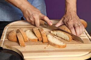 Verkostung hausgemacht Brot mit Saucen und Gurken foto