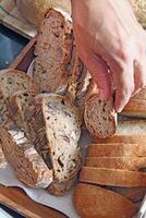 Verkostung von hausgemacht handgemacht Brot mit Auberginen, Speck, Wein und Fleisch im Tomate Soße foto