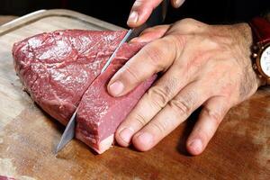 Fachmann Metzger Lehren Schritt durch Schritt Wie zu bereiten Picanha, ein Brasilianer Schnitt von Fleisch foto