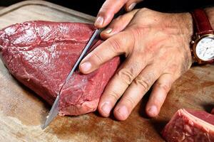 Fachmann Metzger Lehren Schritt durch Schritt Wie zu bereiten Picanha, ein Brasilianer Schnitt von Fleisch foto