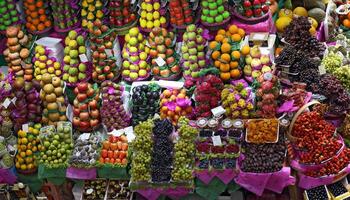 Obst Stand gesehen von über im ein Brasilianer Markt foto