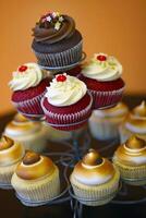 bunt und köstlich Cupcakes mit beschwingt Belag foto