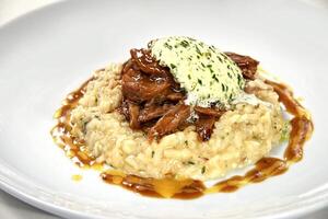 Käse Risotto mit Filet Chips und gewürzt Butter foto