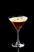 Espresso Martini, trinken mit Espresso, Wodka, Zucker Sirup und Kaffee Likör foto