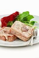 Schritt durch Schritt von Rindfleisch Terrine, ein klassisch Französisch Gericht gemacht mit verschiedene Typen von Fleisch foto