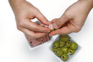 Schritt durch Schritt leiten zu Olive Ascolane, ein klassisch Italienisch Gericht von Oliven ausgestopft mit Fleisch foto