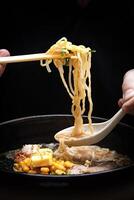 japanisch Ramen, Suppe mischen mit Nudeln, Fleisch, Eier und Gemüse foto