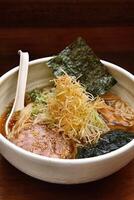 japanisch Ramen, Suppe mischen mit Nudeln, Fleisch, Eier und Gemüse foto