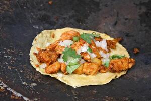 Taco al Pastor, klassisch Mexikaner Küche mit Zwiebel, Paprika, Chipotle und Schweinefleisch Lende foto