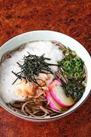 soba, klassisch japanisch Küche, mit Soba oder Udon Nudeln, Ei, Ingwer, Schweinefleisch Lende und Grün Zwiebeln foto