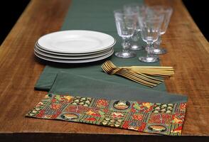 Versammlung mit Tischdecken, Schalen, Platten und Brille zum das Weihnachten Tabelle foto