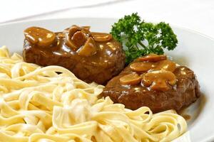 Filet Medaillons mit Fettuccine im Butter foto