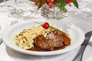 Fettuccine und Fleisch im Roti Soße foto