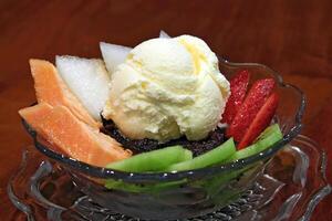 Anmitsu, japanisch Dessert mit adzuki Bohnen, Zucker, Salz, Agar Agar, Eis Sahne und Obst foto