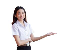 asiatisch schön jung Frau Schüler ist lächelnd und suchen beim Kamera Stehen zu Geschenk etwas selbstbewusst im Universität während isoliert Weiß Hintergrund. foto