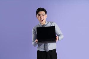 Porträt von asiatisch männlich Geschäftsmann posieren auf lila Hintergrund foto