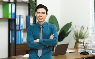 Bild von asiatisch männlich Geschäftsmann Arbeiten im das Büro foto
