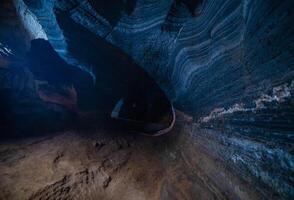 ungesehen im Thailand, das Blau Höhle Eigenschaften ein natürlich Blau Marmor Farbe Muster auf es ist Wände. foto