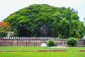 Landschaft historisch Park. das uralt Tempel Das die Geschenke Menschen ist gelegen im Thailands historisch Stadt. Welt Erbe. foto