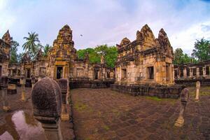Landschaft historisch Park. das uralt Tempel Das die Geschenke Menschen ist gelegen im Thailands historisch Stadt. Welt Erbe. foto