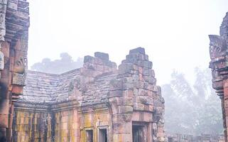 Landschaft historisch Park. das uralt Tempel Das die Geschenke Menschen ist gelegen im Thailands historisch Stadt. Welt Erbe. foto